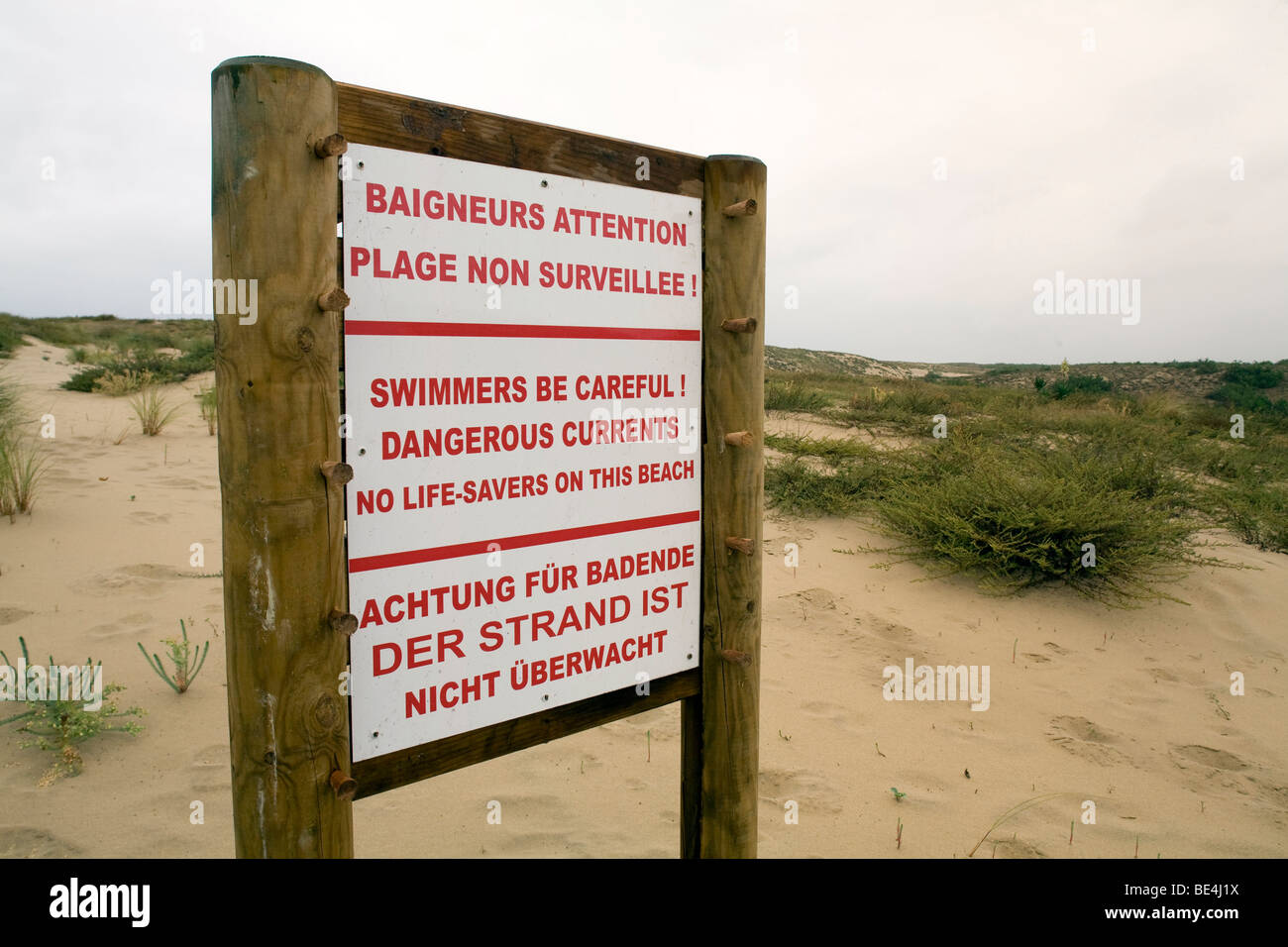 Segnaletica di pericolo su una spiaggia senza vita dei risparmiatori di avvertimento di correnti pericolose nel Medoc Ocean regione della Francia nei pressi di Bordeaux Foto Stock