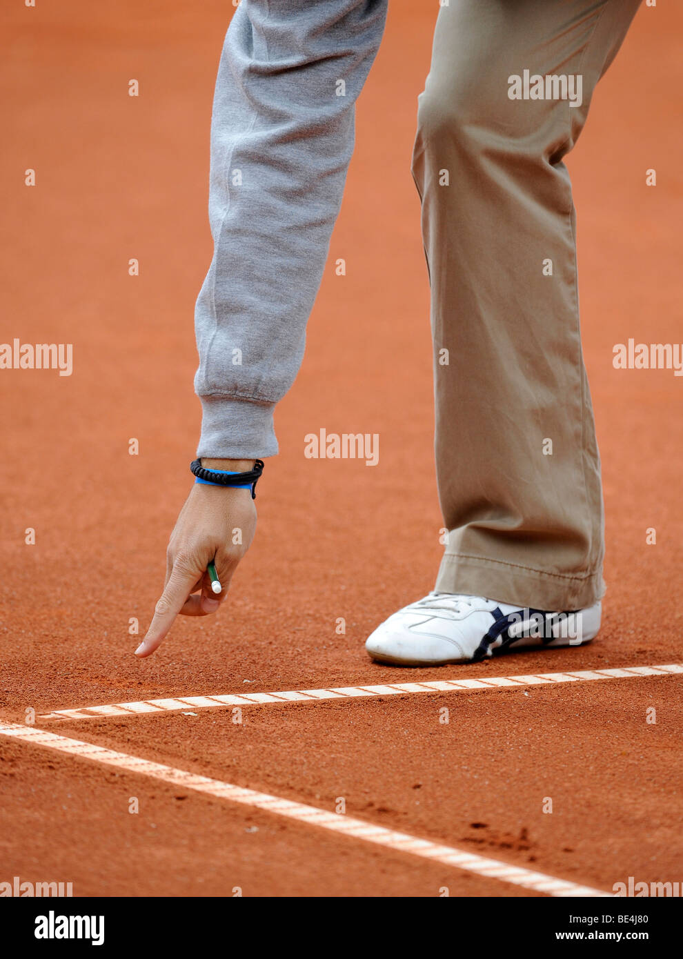 Campo da tennis, arbitro spiegando la sua decisione Foto Stock