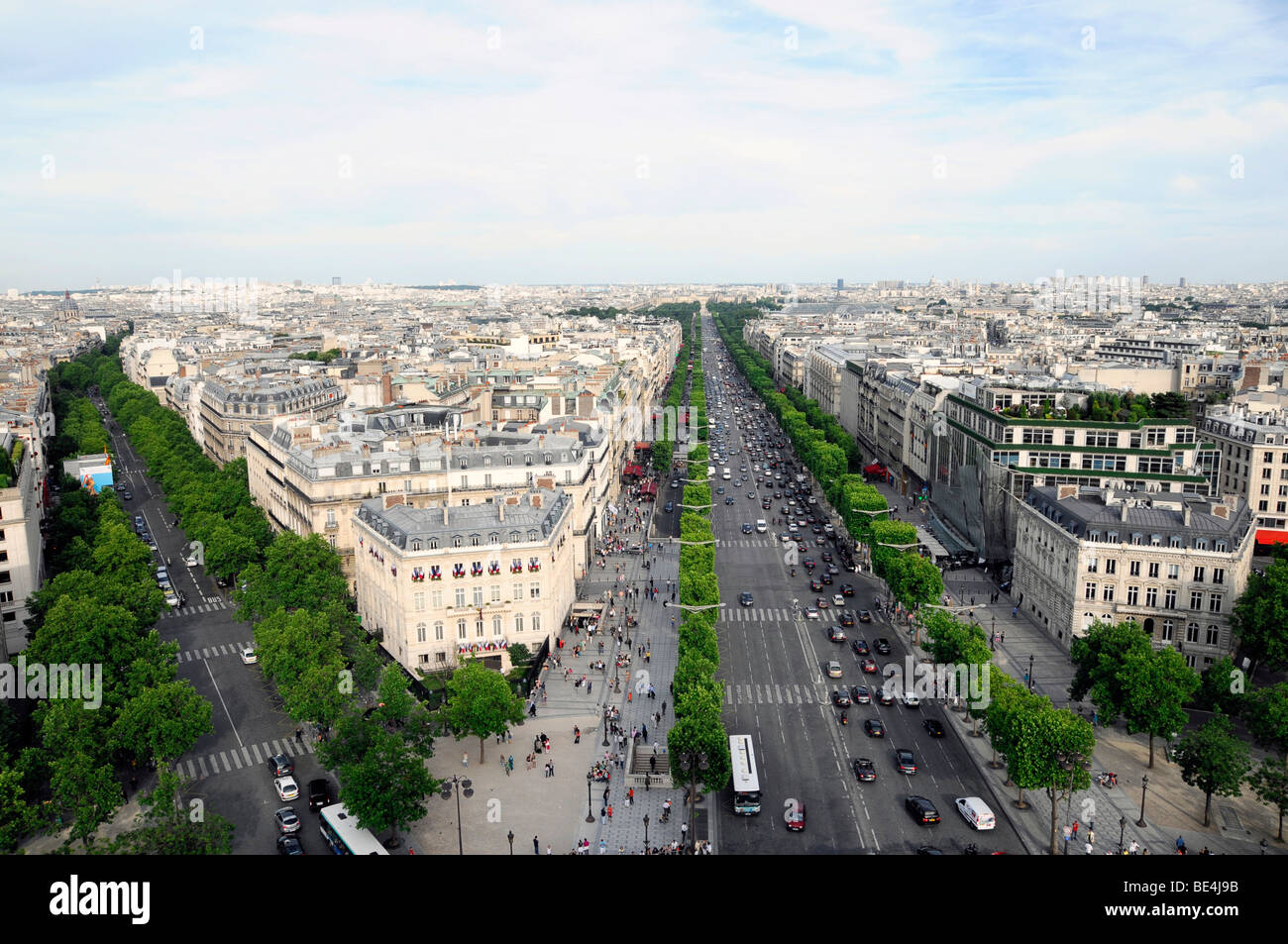 Vista panoramica dall' Arco di Trionfo e da Avenue des Champs Elysées, Paris, Francia, Europa Foto Stock