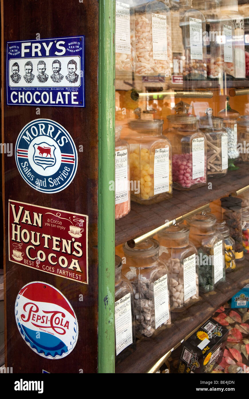 Regno Unito, Inghilterra, Yorkshire, Haworth, Main Street, Onorevole Beightons dolce tradizionale shop nostalgico la finestra di visualizzazione Foto Stock