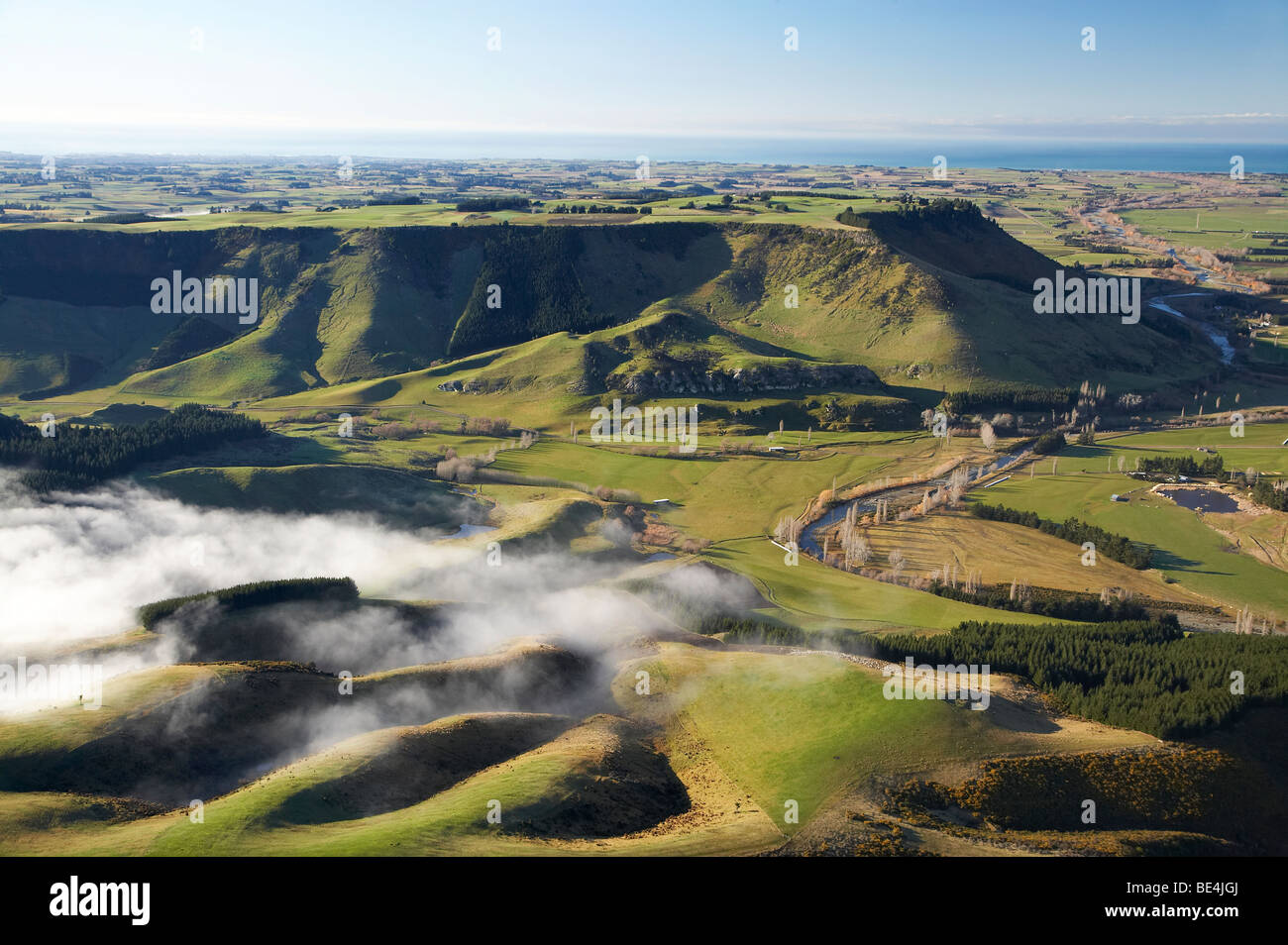 Misty Farmland e Mt orribile, vicino a Timaru, Canterbury sud, South Island, in Nuova Zelanda - aerial Foto Stock