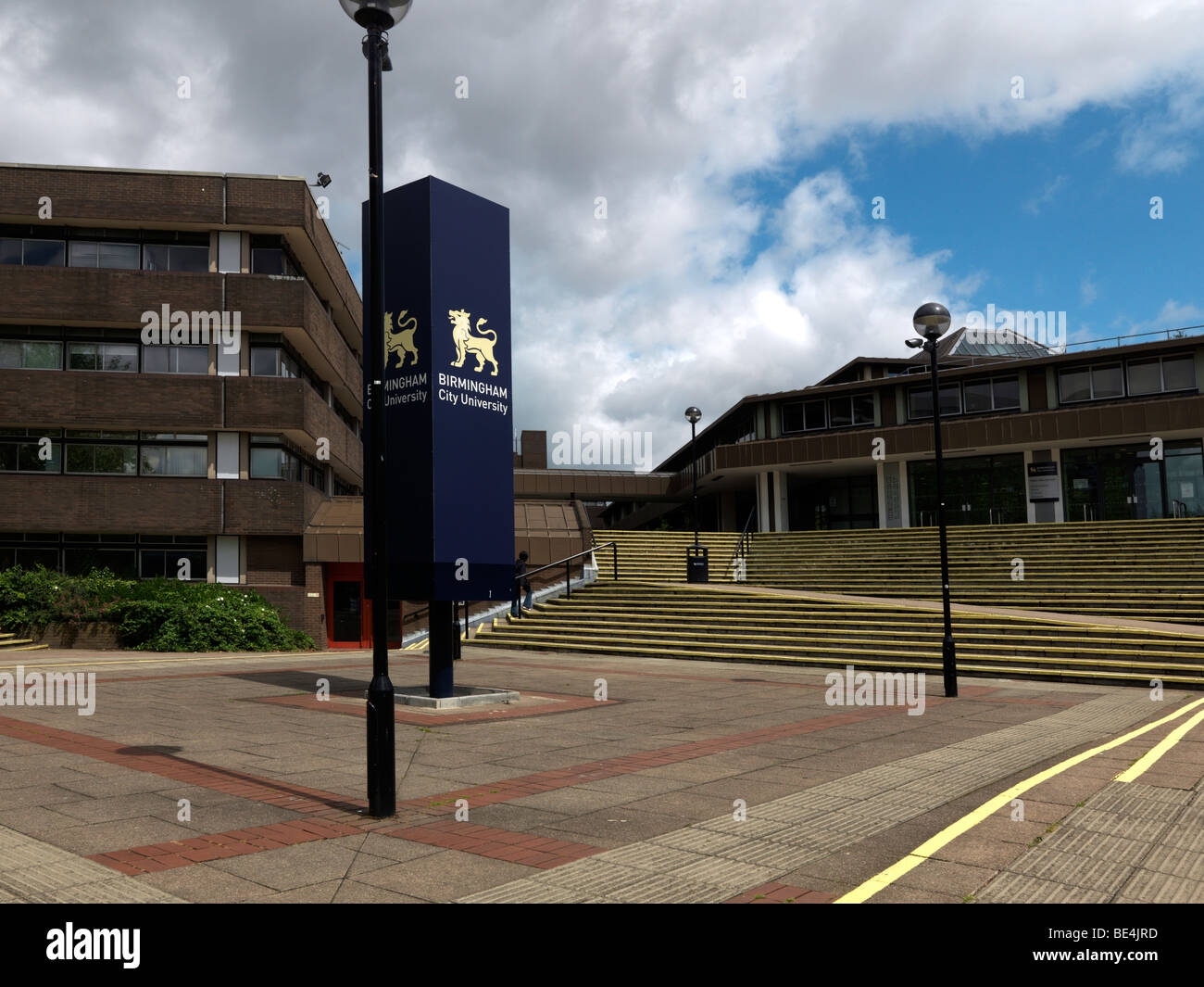 Edificio Kenrick ricevimento principale e la Biblioteca di Birmingham City University mostra il leone statant Birmingham West Midlands Foto Stock