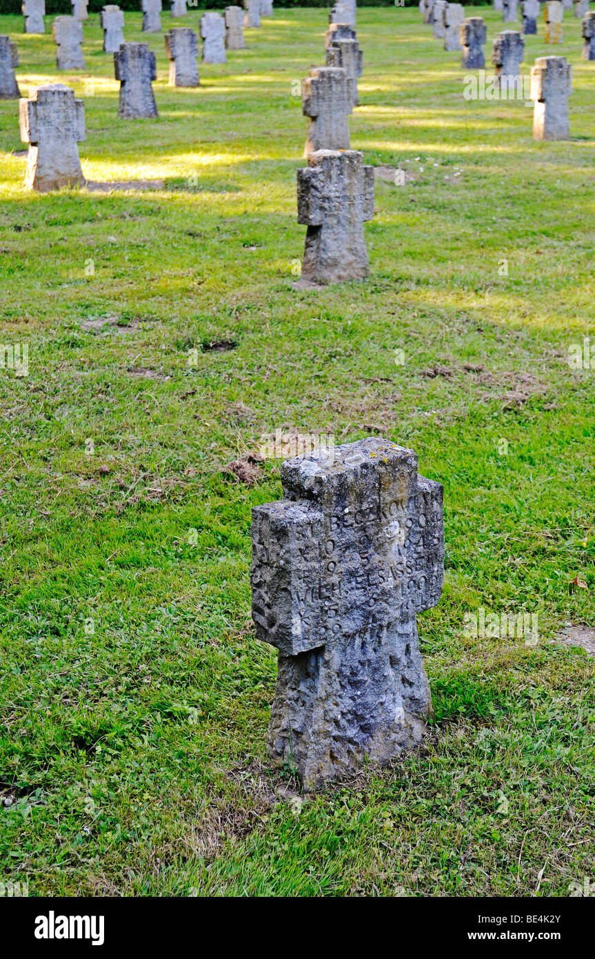 Croci in pietra, militare graves, cimitero militare, Eversberg, Meschede, regione di Sauerland, Renania settentrionale-Vestfalia, Germania, Euro Foto Stock