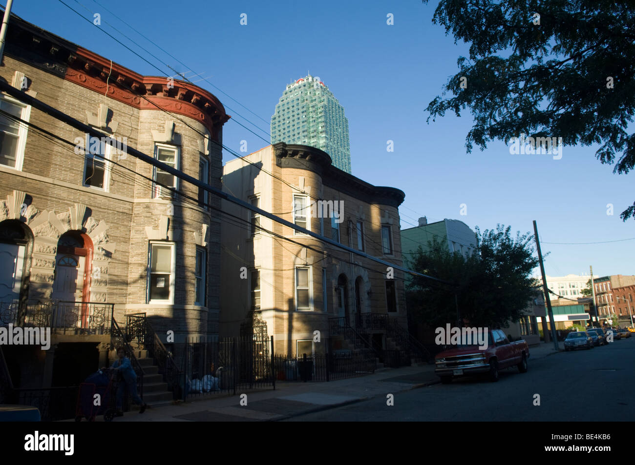 Il centro di Citigroup edificio e una fila di residenze nella città di Long Island, Queens a New York Foto Stock