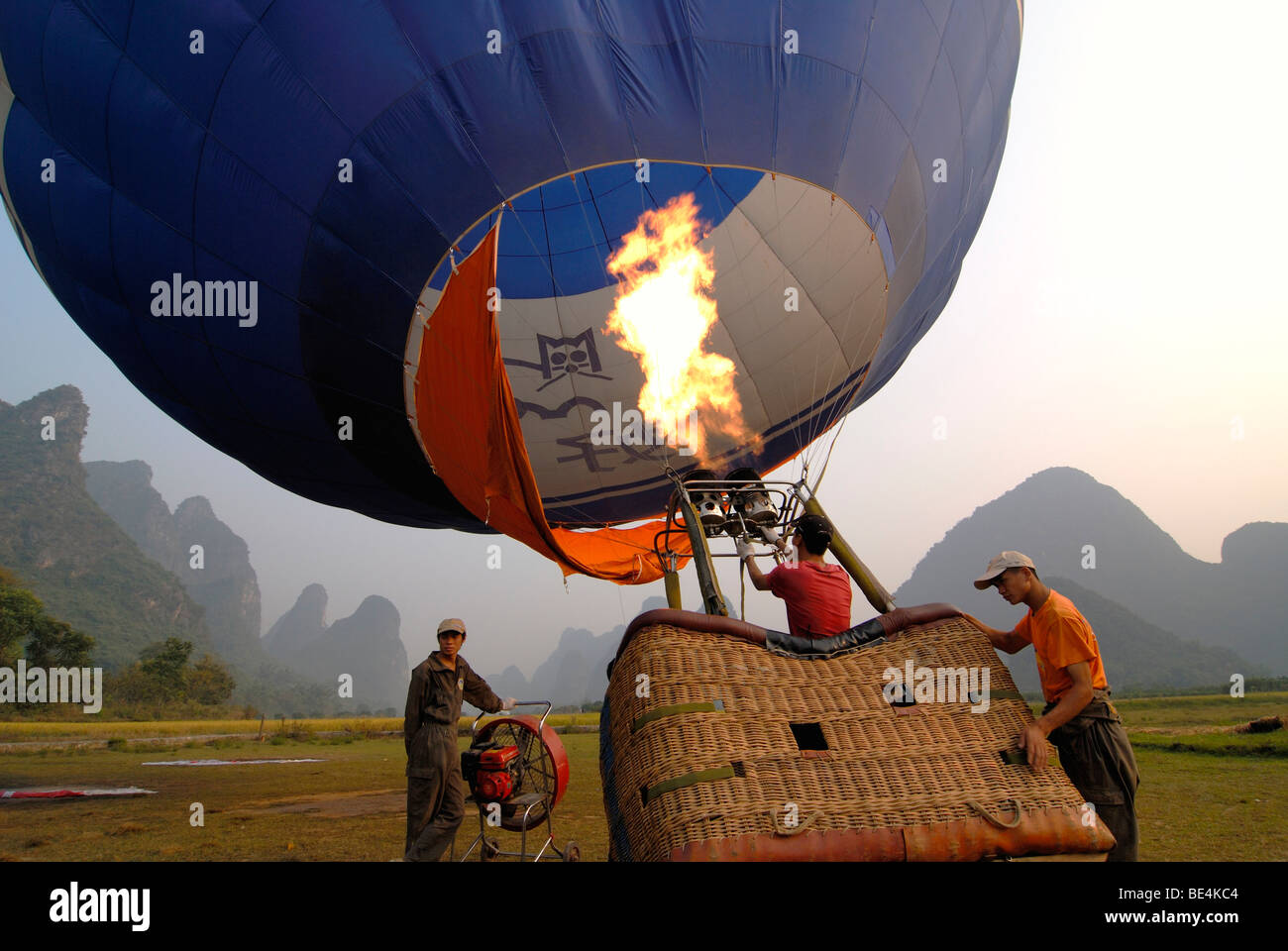 La preparazione di mongolfiere per il decollo, primo cinese balloonists club di Yangshuo, Guilin, Guanxi, Cina Foto Stock