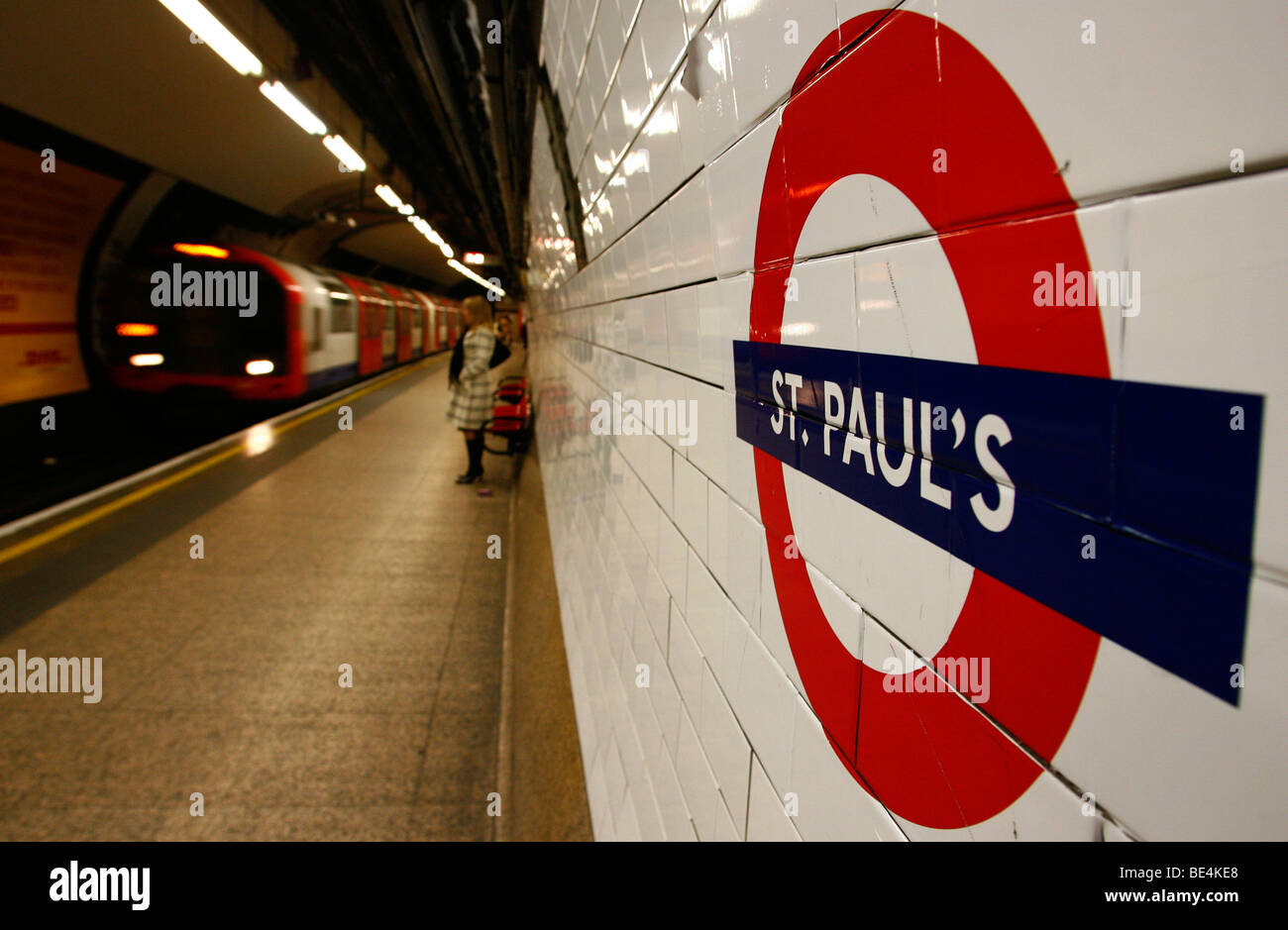 A Londra la metropolitana, o tubo, tira nella piattaforma a San Paolo la stazione della metropolitana sulla Central line, a Londra Foto Stock