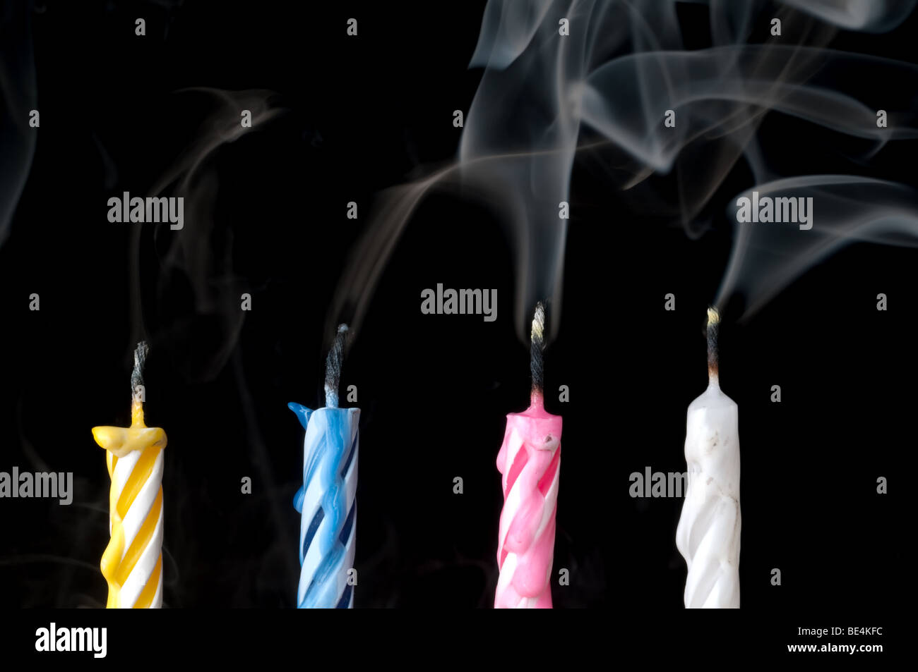 Fumatori orizzontale candeline di compleanno su nero Foto Stock