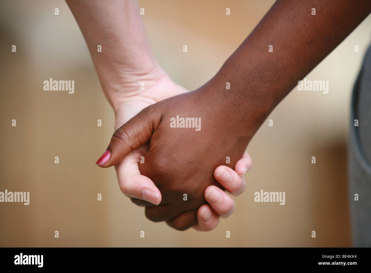 In prossimità dei due femmine tenendo le mani Foto Stock