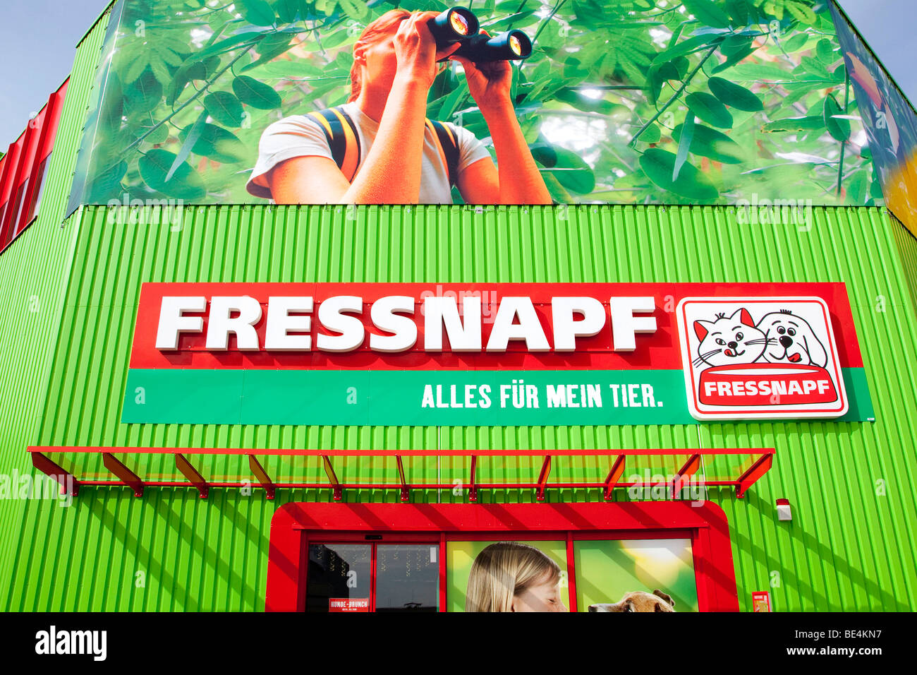 Ingresso con il logo di un negozio di Fressnapf Tiernahrung GmbH Azienda Neutraubling (GmbH, Baviera, Germania, Europa Foto Stock