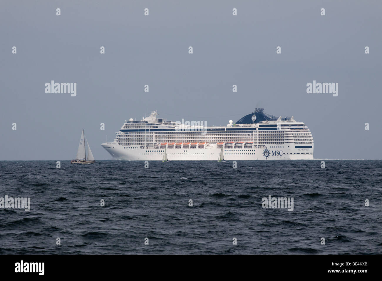 MSC Orchestra la nave di crociera, lasciando la Kiel fiordi, Kiel, Schleswig-Holstein, Germania settentrionale, Germania, Europa Foto Stock