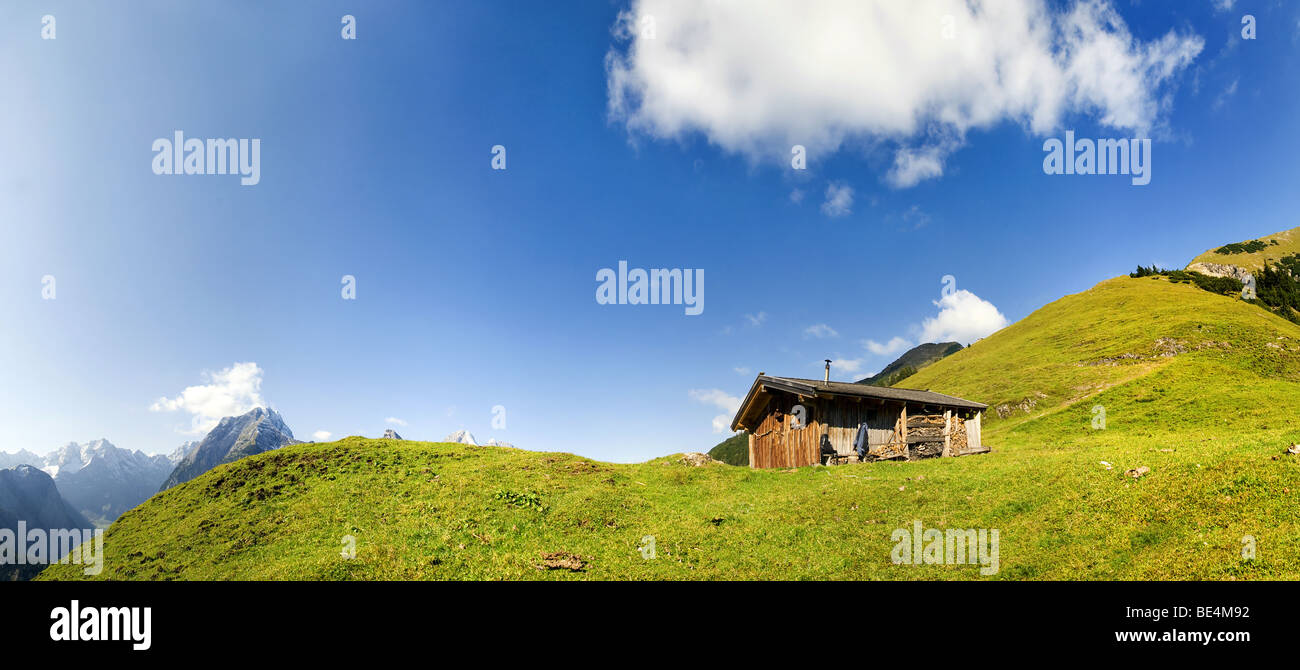 Cabina di montagna, cielo blu, e nube in Valle Engtal, Karwendel, Austria, Europa Foto Stock