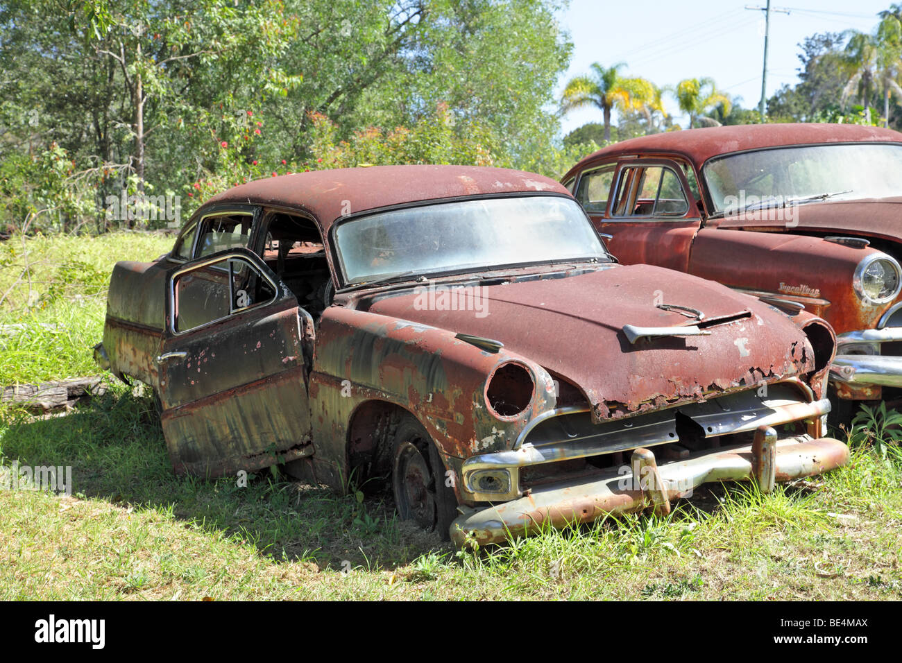 Arrugginita vecchie auto in un campo erboso Hudson auto d'epoca Hudson Super Wasp Foto Stock