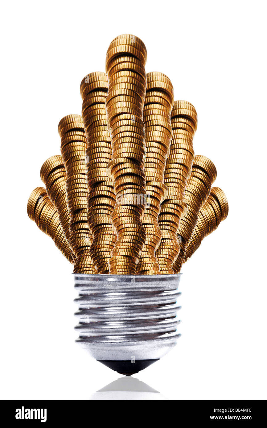Pile di denaro nel supporto di una lampadina, simbolico per alti costi di elettricità Foto Stock
