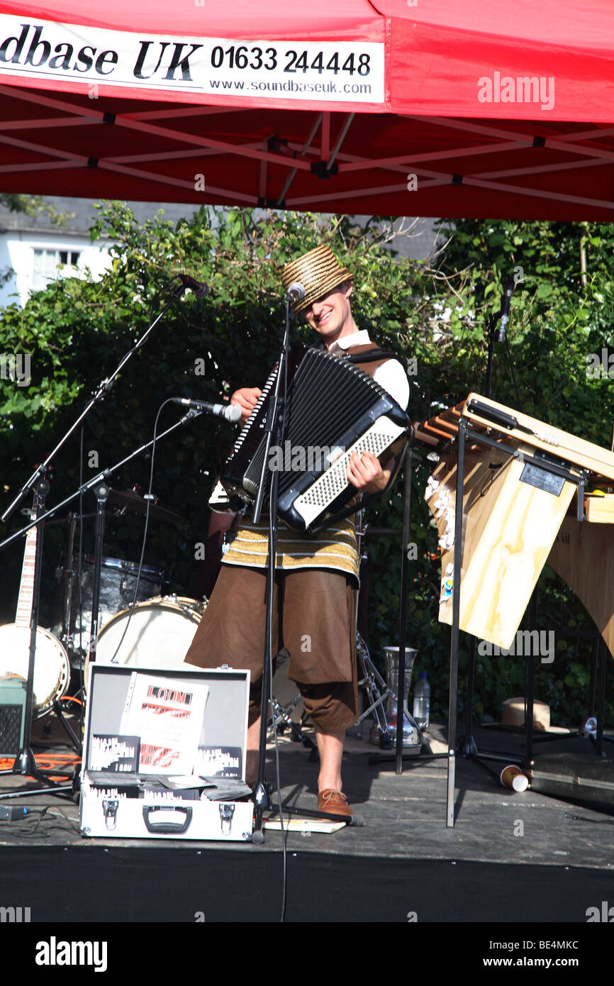 Lettore di fisarmonica a Abergavenny Food Festival, Monmouthshire, South Wales, Regno Unito Foto Stock