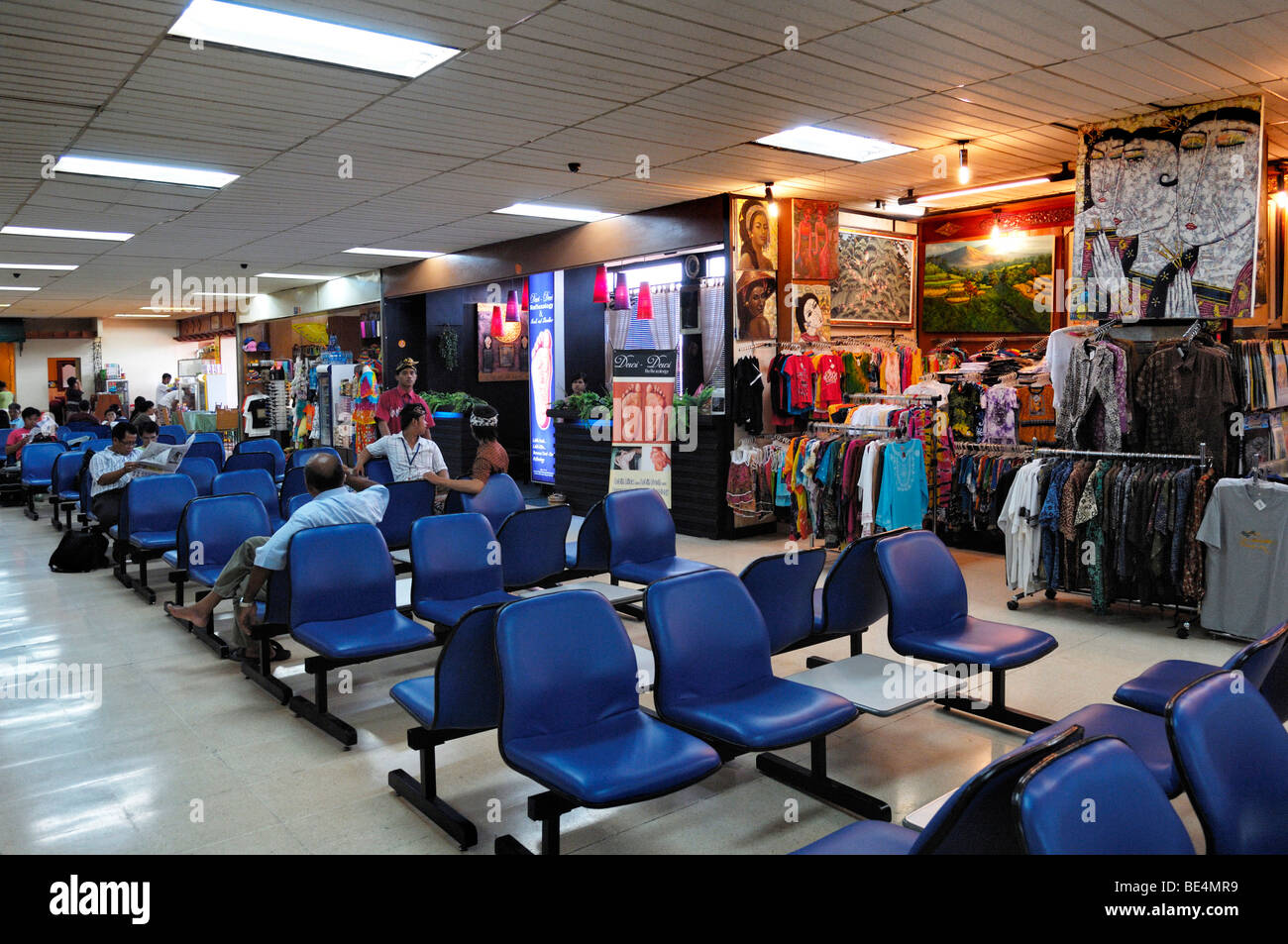 Sala di attesa, dall'aeroporto di Denpasar, Bali, Indonesia, sud-est asiatico Foto Stock