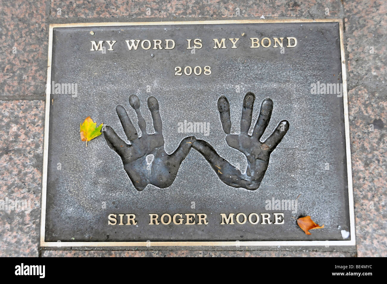 Sir Roger Moore, placca con palm stampe, Leicester Square, London, England, Regno Unito, Europa Foto Stock