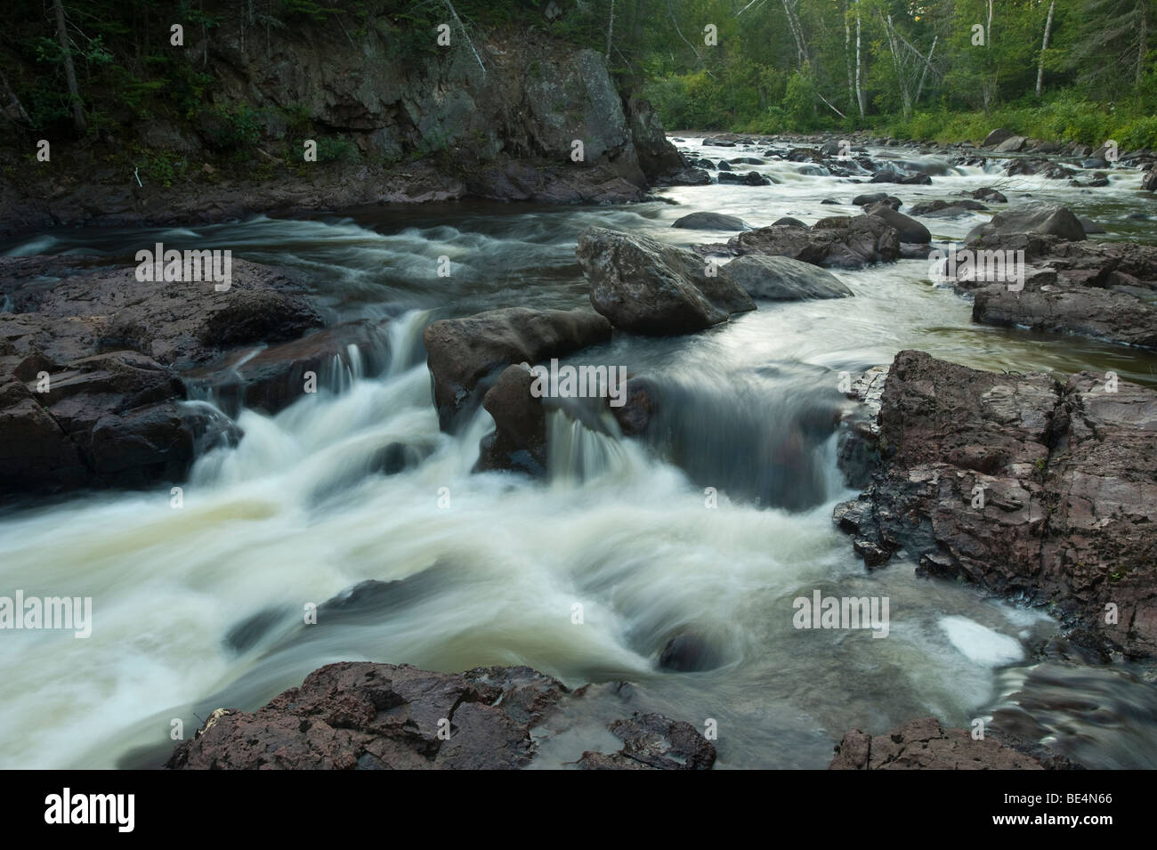 Il BRULE fiume scorre in moto attraverso SUPERIOR Foresta Nazionale Foto Stock