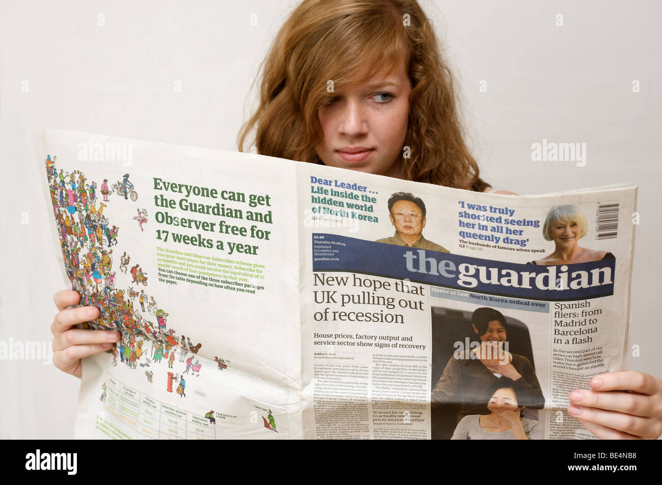 Adolescente leggendo il quotidiano The Guardian. Foto Stock