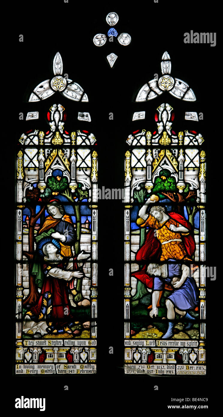 Vetrate raffiguranti la condanna a morte per lapidazione di Santo Stefano e la chiesa di San Pietro Dunston, lincolnshire Foto Stock