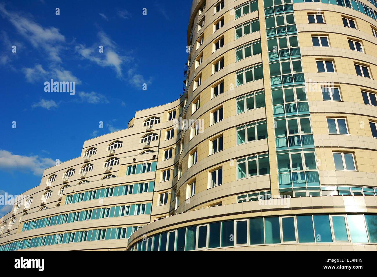 Edificio della città oltre il cielo blu Foto Stock