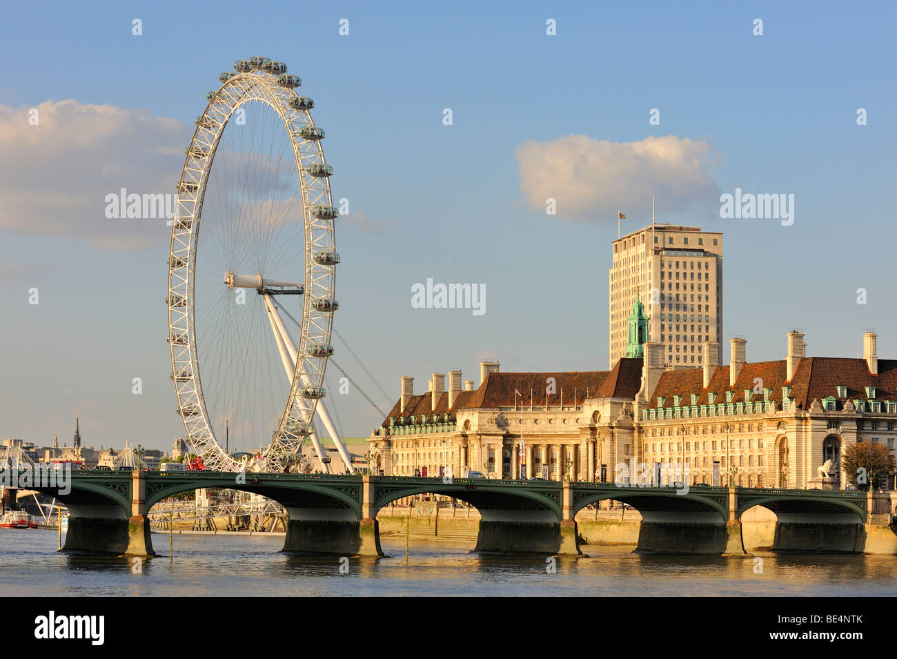 Vista sul Tamigi da Westminster Bridge e il 135 metro-alta London Eye o Millennium Wheel, London, England, Regno Unito Foto Stock