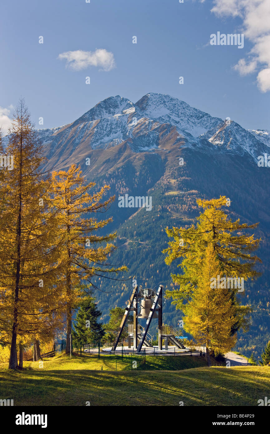 Friedensglocke, la Campana della Pace, in Moesern, larici in autunno, Hocheder nelle Alpi dello Stubai, valle Inntal, Telfs, Tirolo, Austri Foto Stock