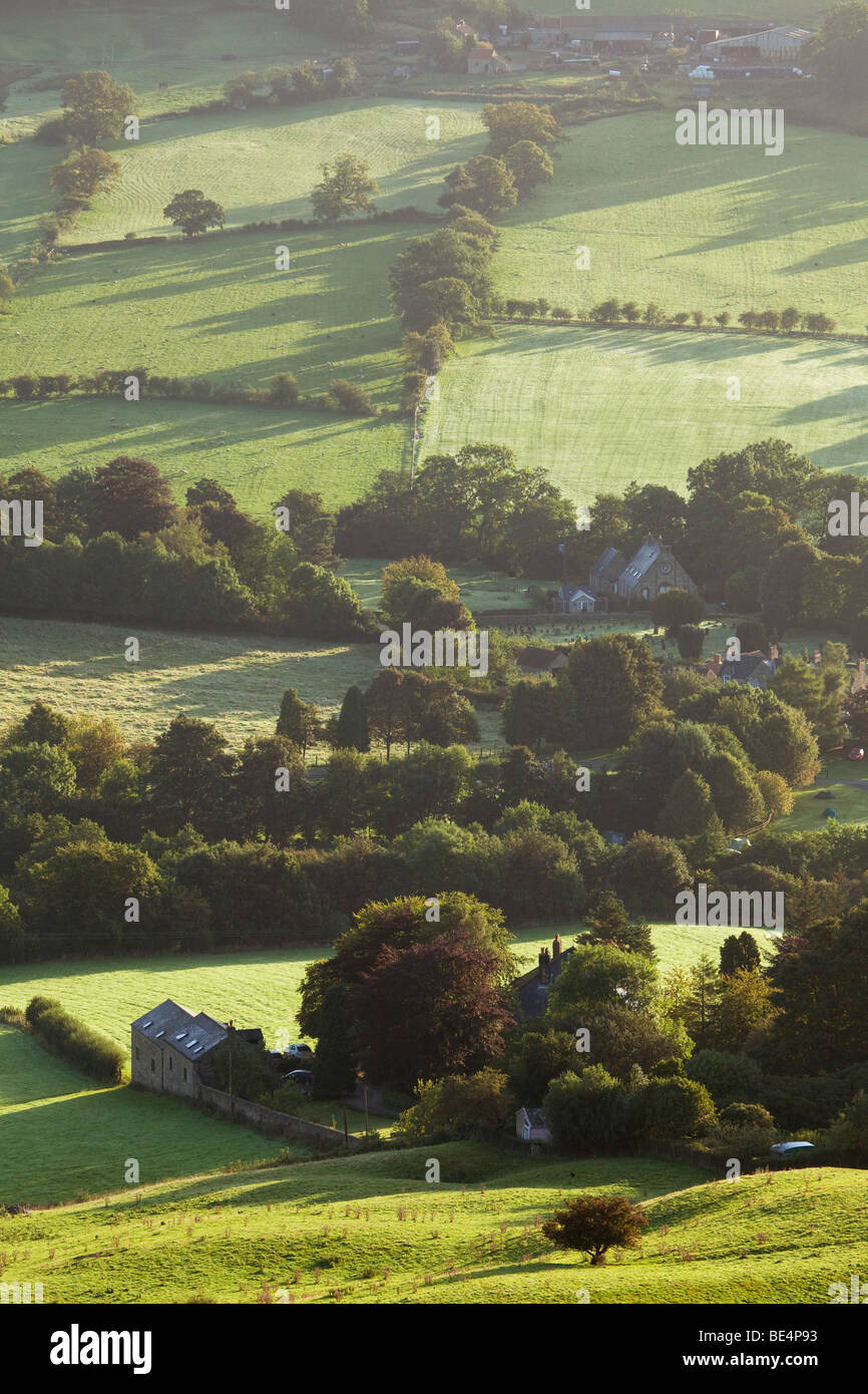 Un inizio di mattina vista di Rosedale Abbey in North York Moors National Park, North Yorkshire, Inghilterra, Regno Unito. Foto Stock