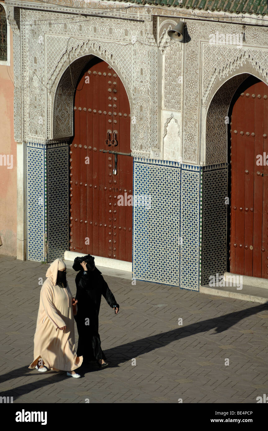 Velò donne marocchine al di fuori moschea di Djemaa El-Fná Square marrakech marocco Foto Stock