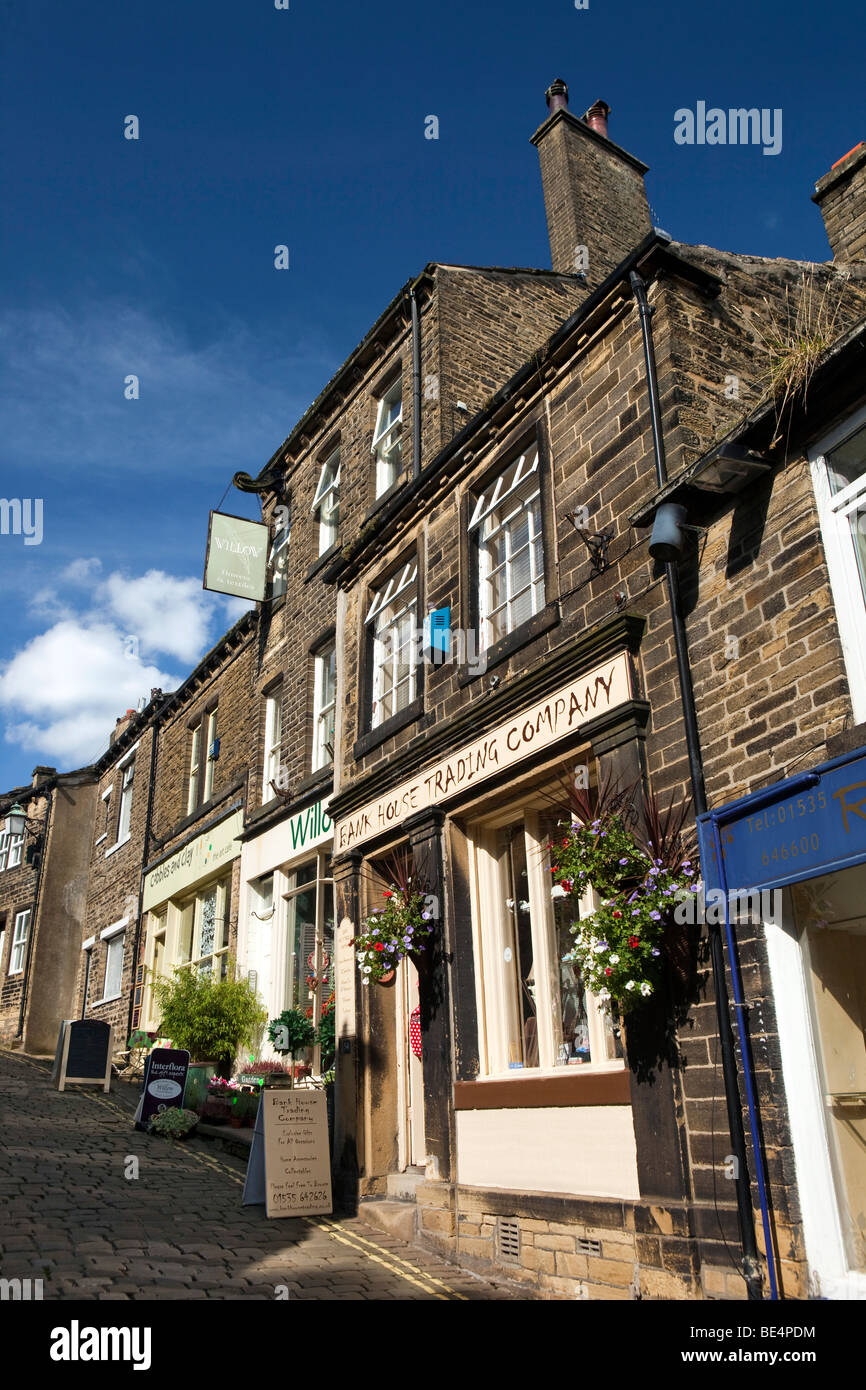 Regno Unito, Inghilterra, Yorkshire, Haworth, Main Street, negozi Foto Stock