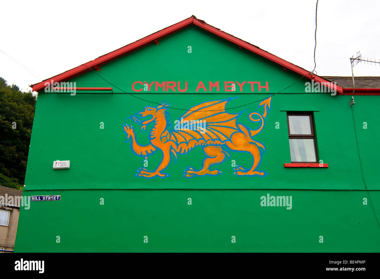 Il conte di jersey pub con dragon murale dipinto sulla parete di estremità a Briton Ferry vicino Neath South Wales UK Foto Stock