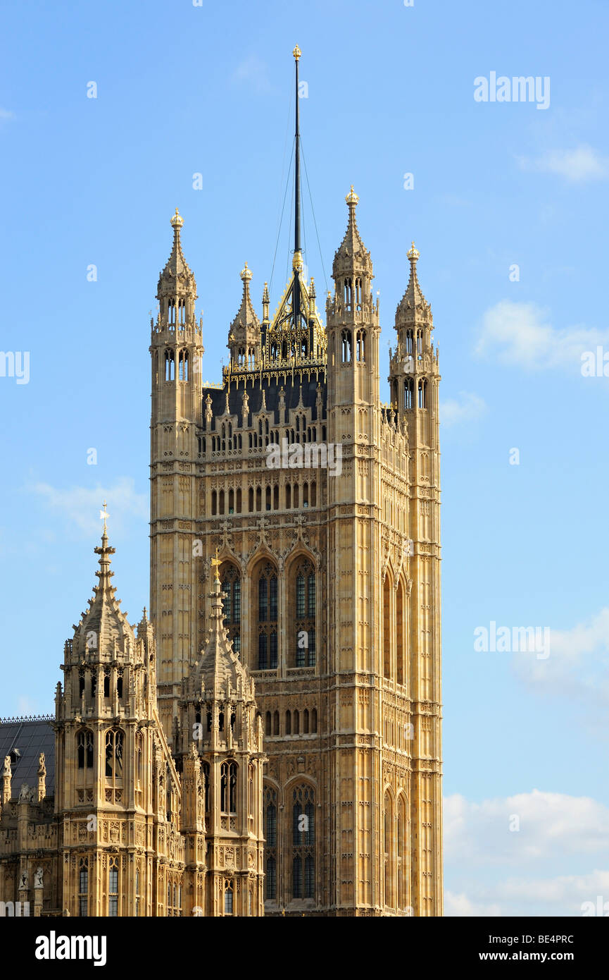 I quasi 100 metro Victoria alta torre presso la parte sud-ovest del Palazzo di Westminster a Londra, Inghilterra, Regno Unito, Europa Foto Stock