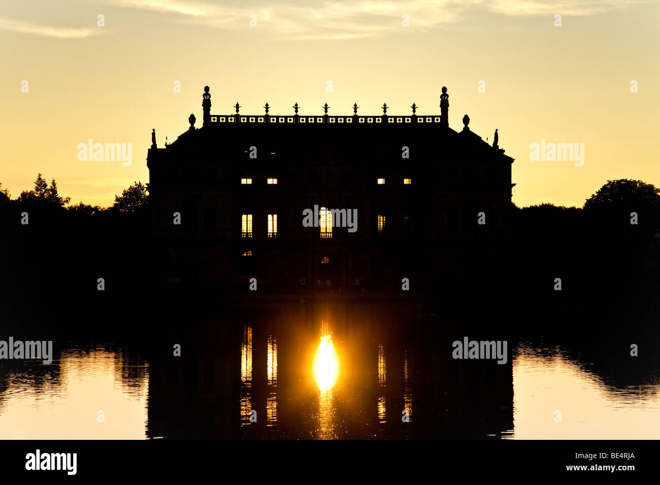 Vista del palazzo silhouette in Grosser Garten park a Dresda, in Germania, durante il tramonto Foto Stock