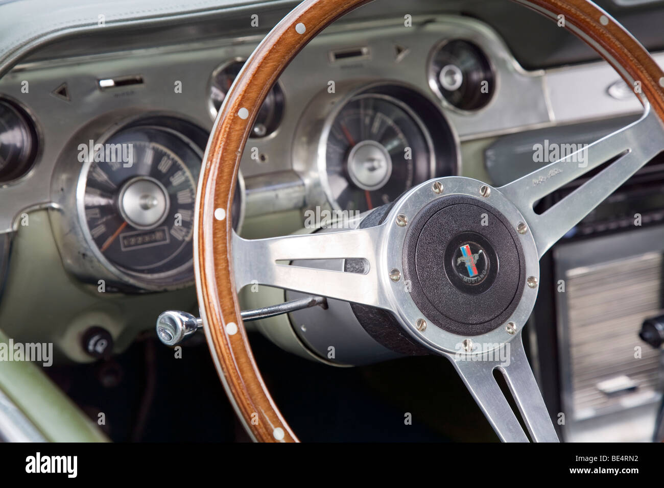 Vintage Ford Mustang volante e sul cruscotto Foto Stock