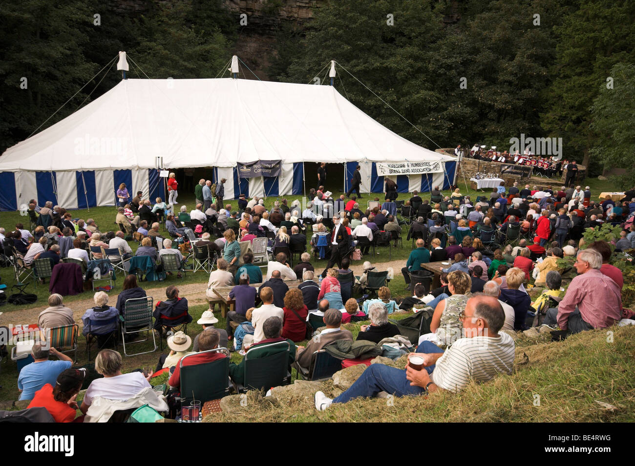 Gli spettatori presso il Hardraw Scaur Brass Band Festival, Yorkshire Dales, England Regno Unito Foto Stock