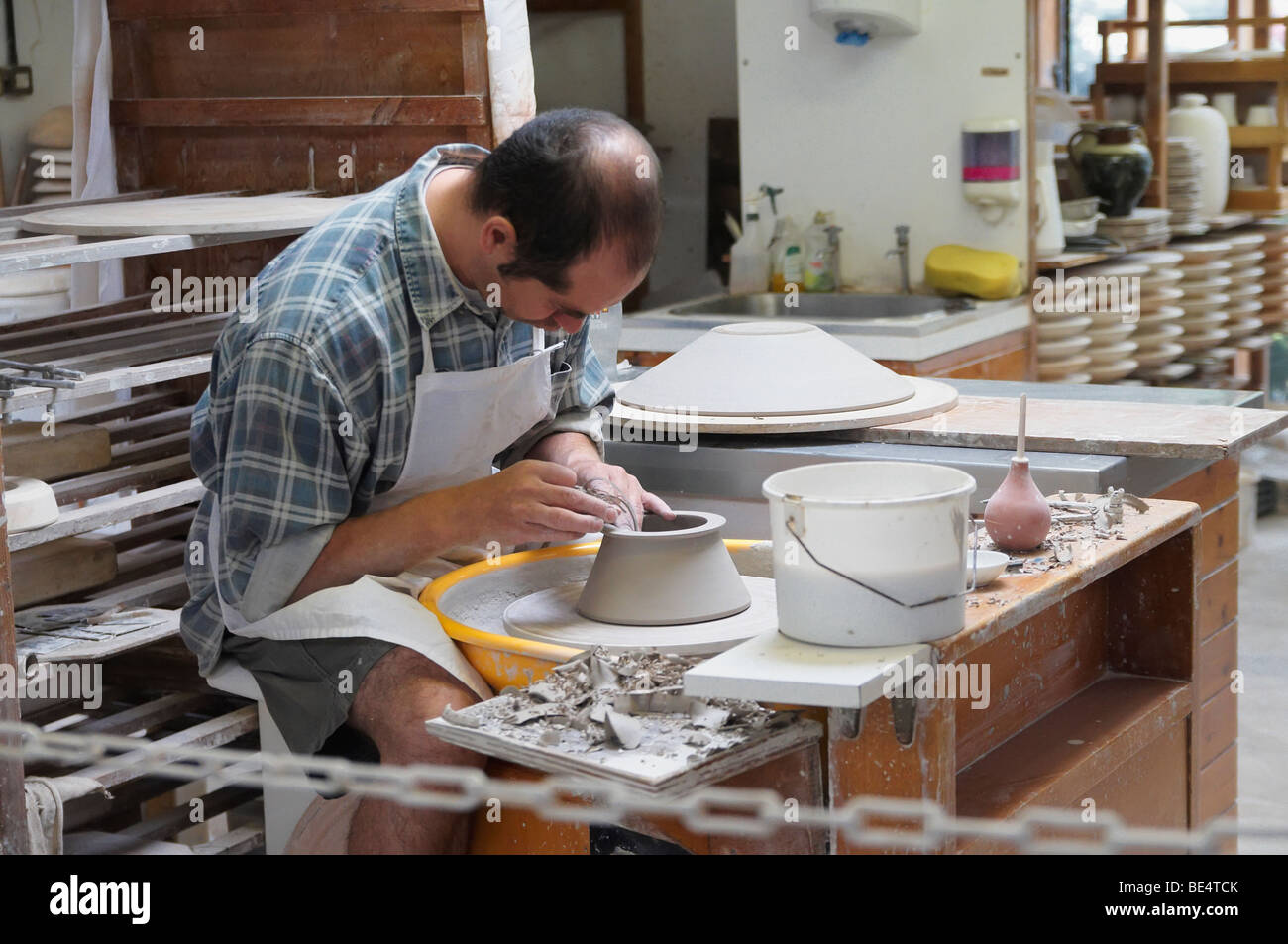 Il vasaio al lavoro in Jersey in ceramica a Gorey sull'isola di Jersey.Le Isole  del Canale. Focus su potters mani Foto stock - Alamy