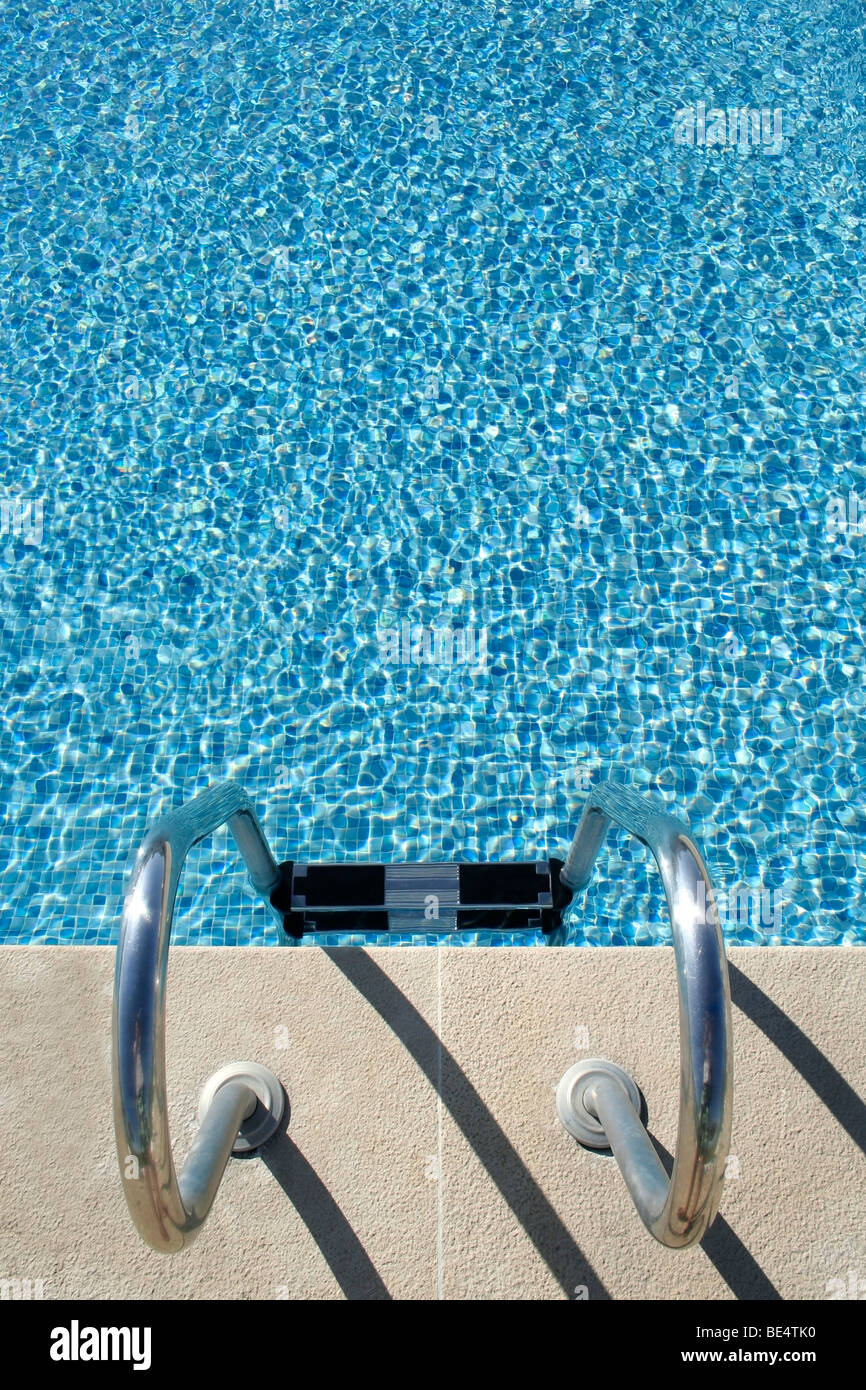 Hotel piscina soleggiata con riflessi, ideale per l'Estate e vacanze temi e sfondi Foto Stock