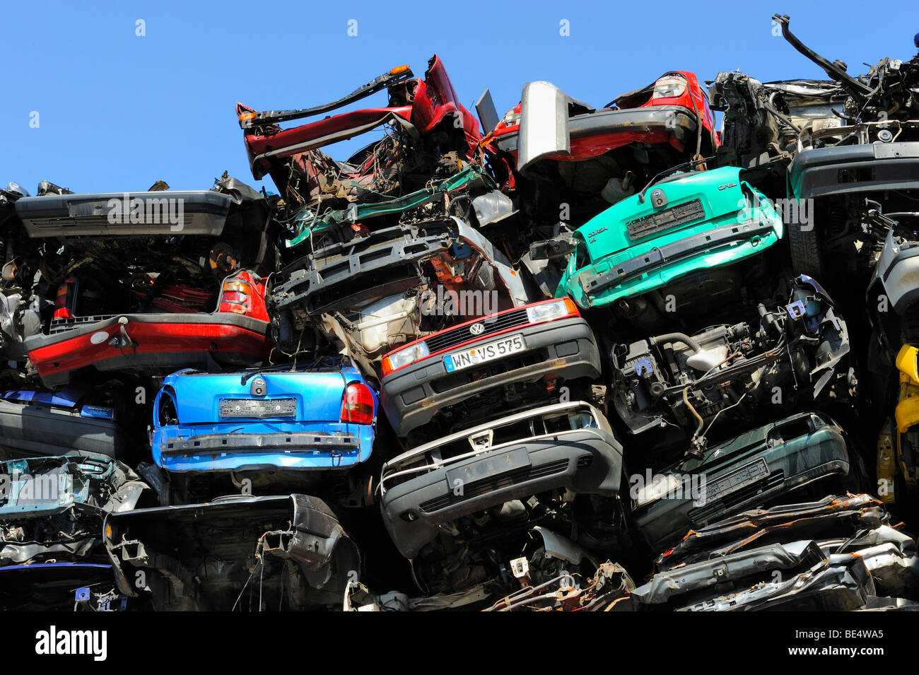 Vecchia auto su un junkyard Foto Stock