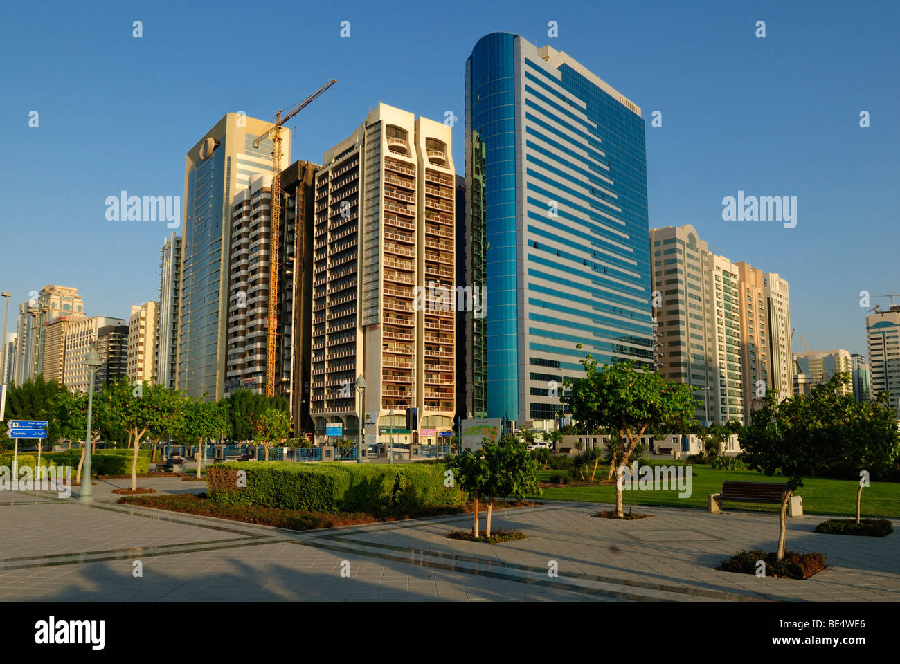 Edificio multipiano, skyline di Abu Dhabi, Emirato di Abu Dhabi, Emirati Arabi Uniti, in Arabia, in Medio Oriente, Medio Oriente Foto Stock