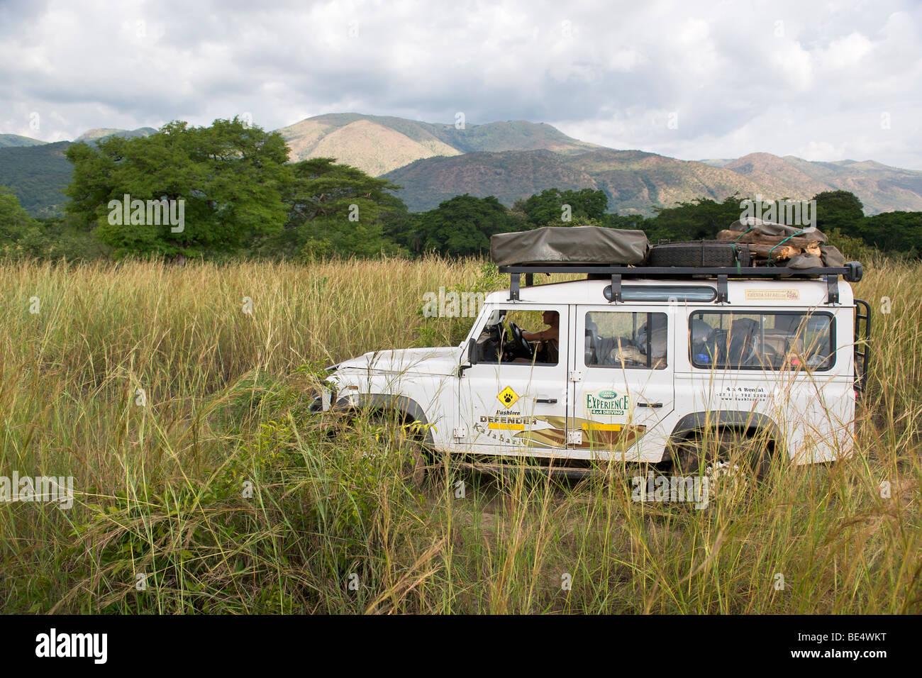 Land Rover Defender nel Semliki riserva faunistica in Uganda occidentale. Foto Stock
