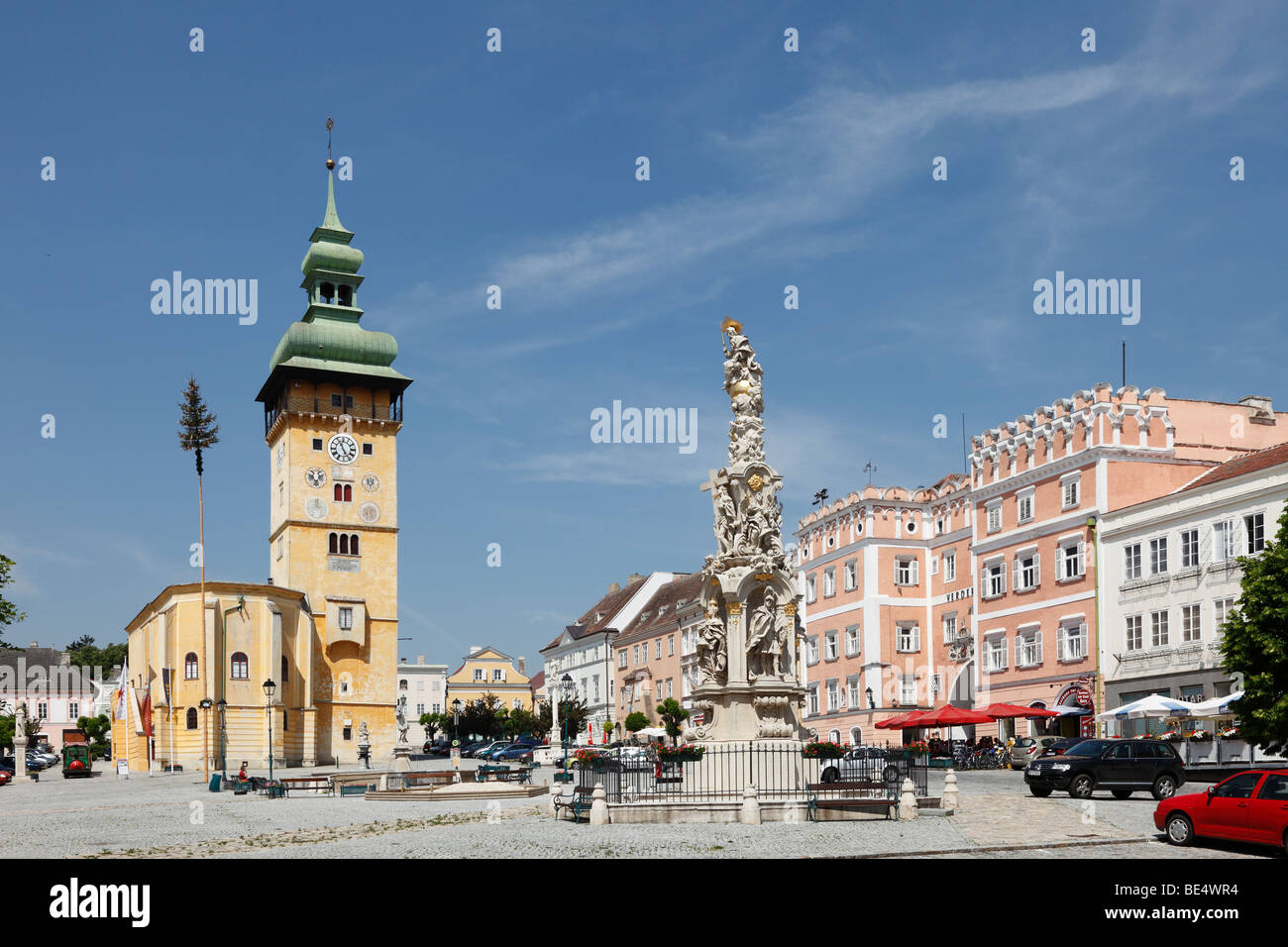La piazza principale con il Municipio, la Colonna della Peste e Verderberhaus edificio, Retz, Weinviertel, Austria Inferiore, Austria, Europa Foto Stock