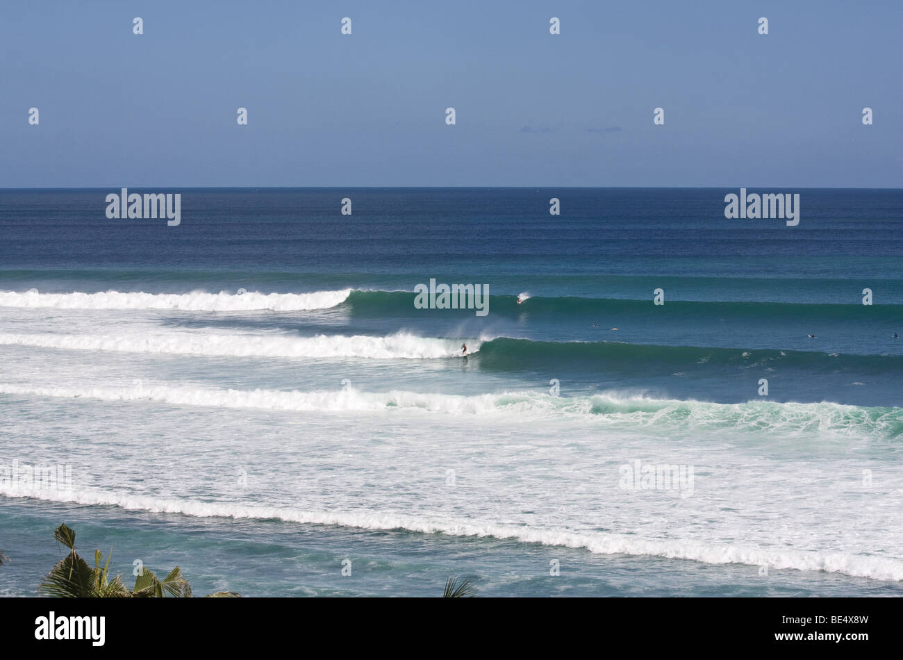 [Surf]. Set di onde perfette e laminazione attraverso Balangan Beach. Bali, Indonesia Foto Stock