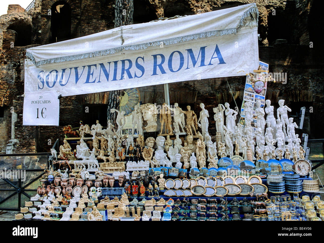 Stand di souvenir, Roma, Lazio, l'Italia, Europa Foto Stock