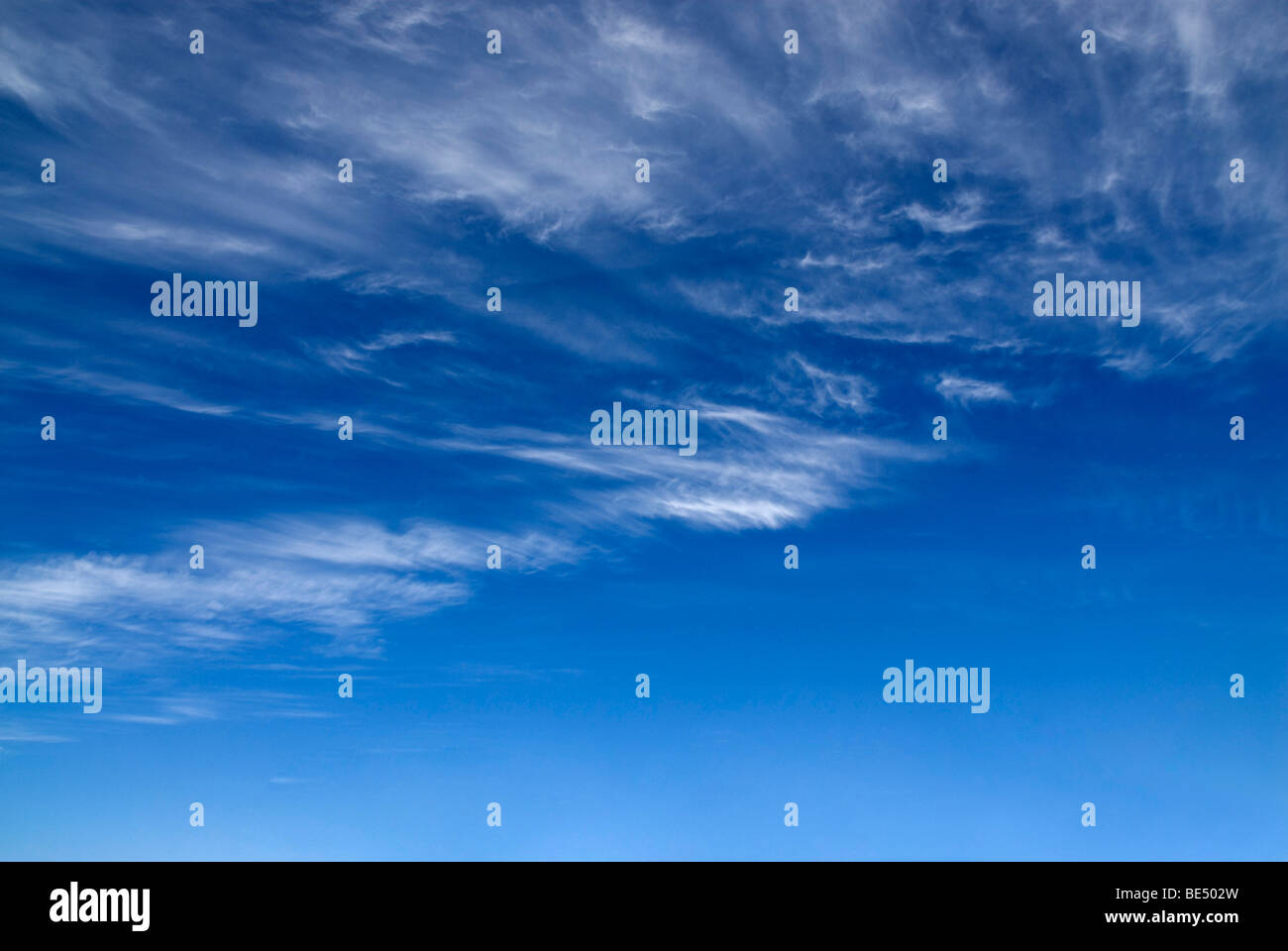Velo di nuvole contro un cielo blu Foto Stock