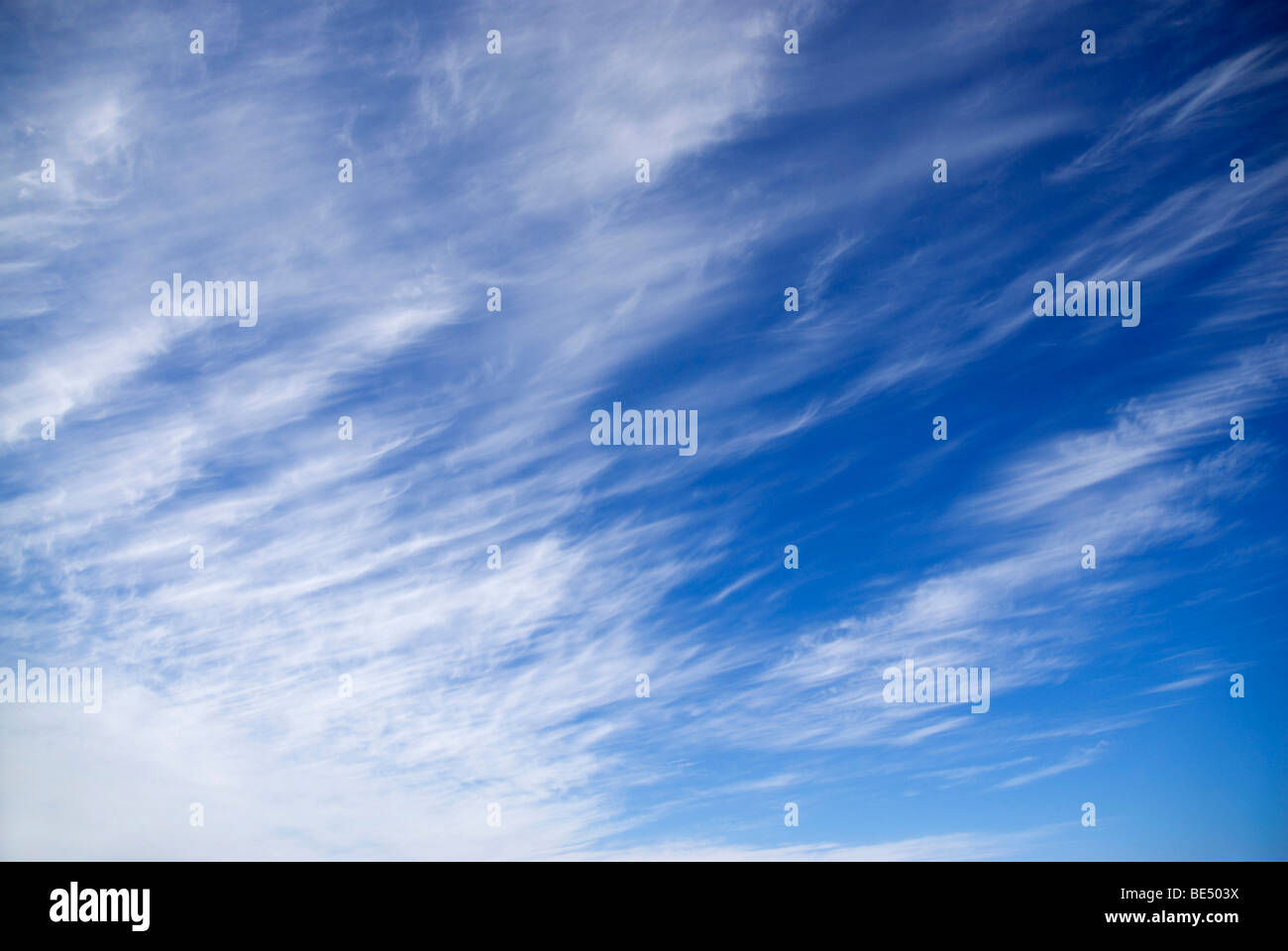 Velo di nuvole contro un cielo blu Foto Stock