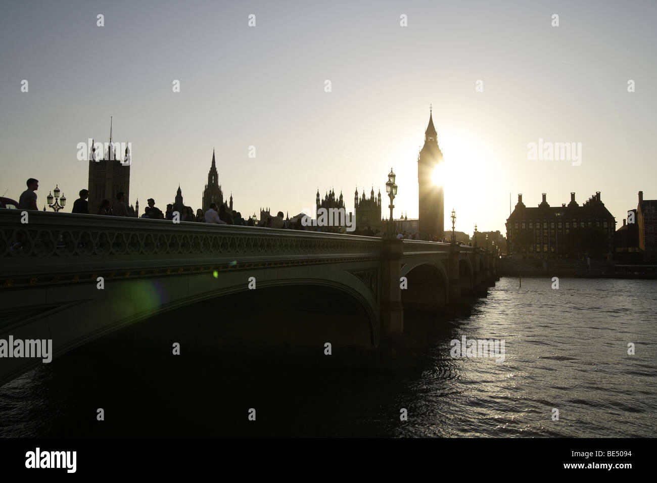 Westminster,Case del Parlamento sul fiume Tamigi nel tardo pomeriggio Silhouette.chiari cieli blu,paesaggio architettonico,uk Foto Stock