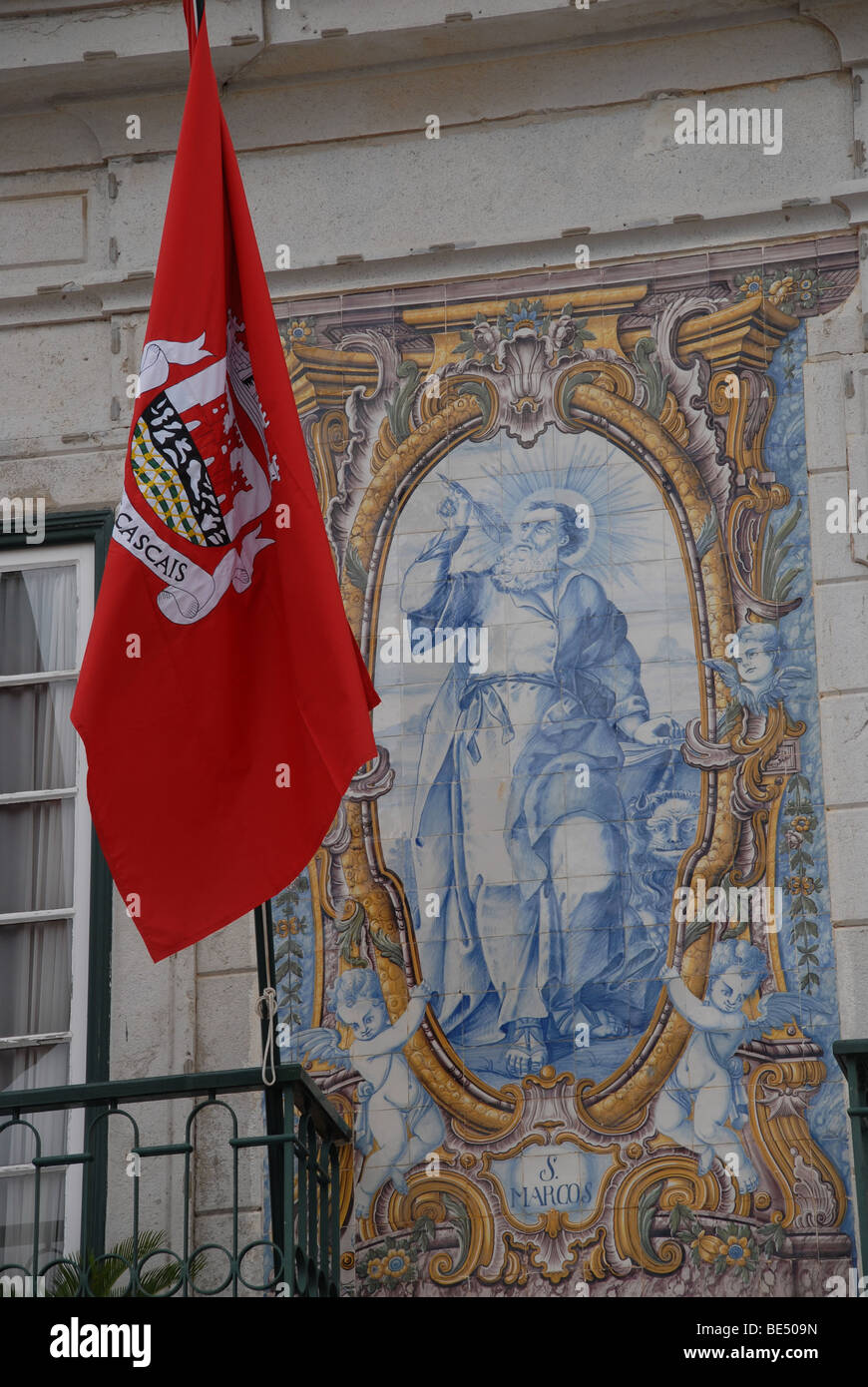 Un murale e bandiera al di fuori della città di Hall in Cascais, Portogallo Foto Stock