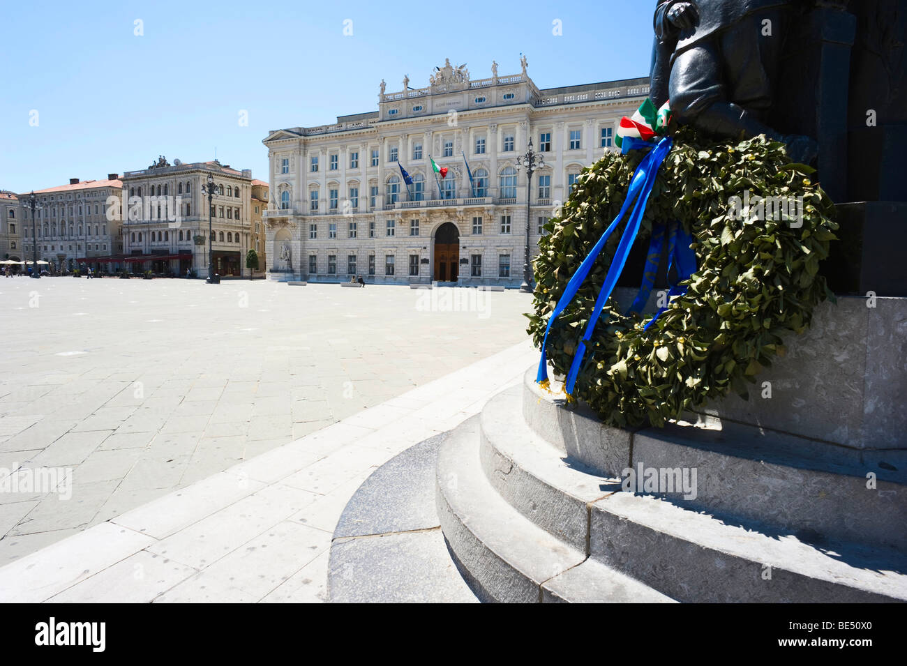 Piazza dell'unita d'Italia con Palazzo Lloyd Venezia e Palazzo Pitteri, Trieste, Friuli, Italia, Europa Foto Stock