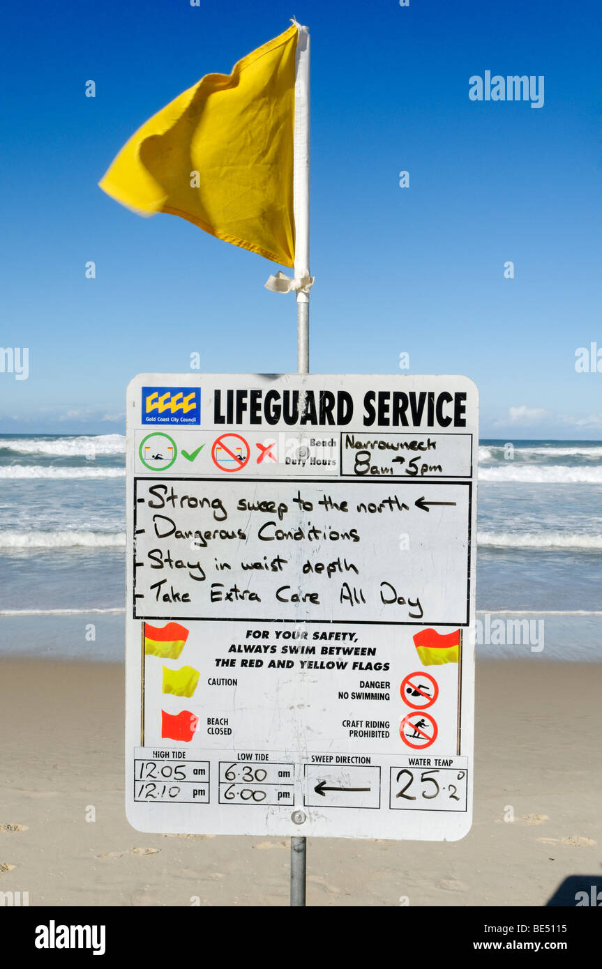 Bagnino segno di avvertimento sulla spiaggia di Surfers Paradise, Gold Coast, Queensland, Australia Foto Stock
