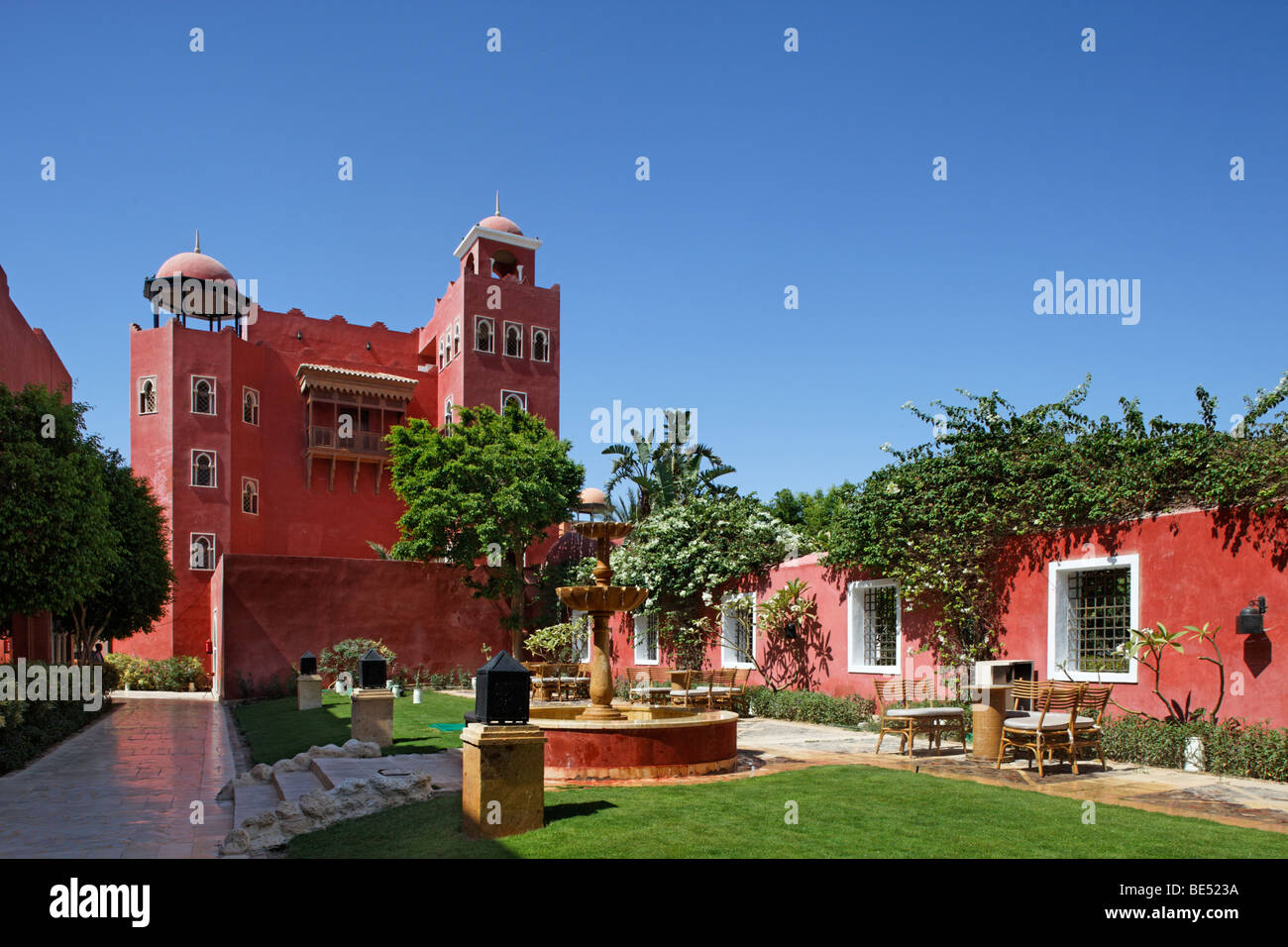 Cortile interno, Grand Resort, hotel, fontana, rosso, Yussuf Afifi road, Hurghada, Egitto, Mare Rosso, Africa Foto Stock