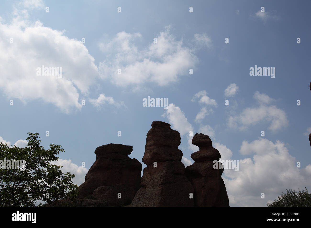 Belogradchik fenomeno roccioso borgo in pietra paesaggio di roccia fenomeni naturali travel viaggiare falesie sopra gli sfondi sfondo Foto Stock
